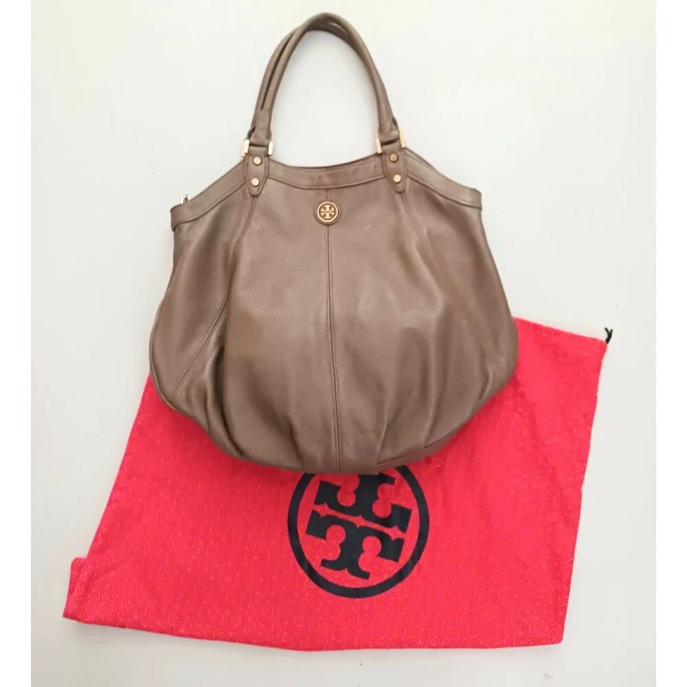 Tory Burch Dakota Lg Hobo Satchel Clay Beige Pebbled Leather Gold Logo w Dustbag